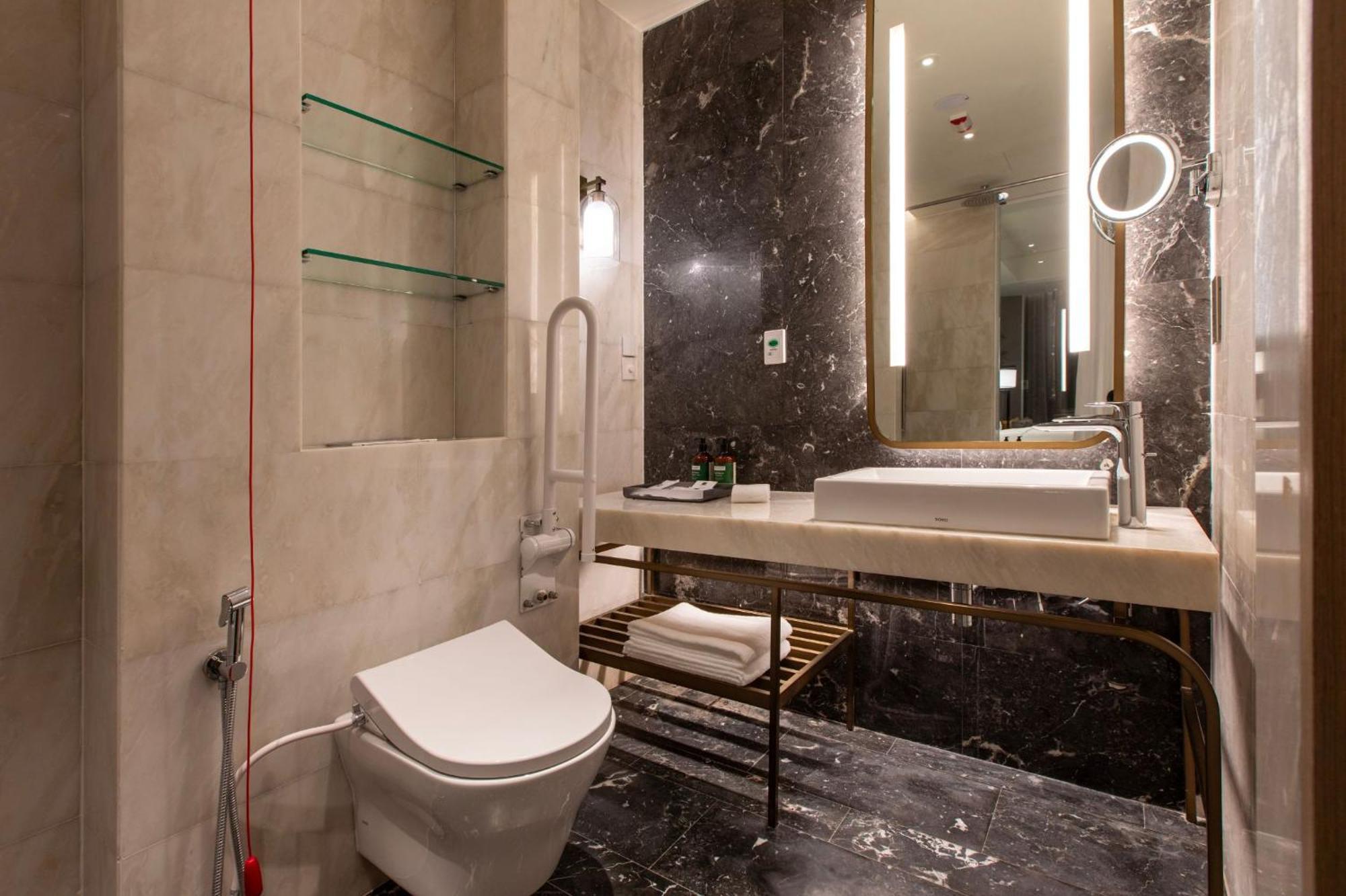 Crowne Plaza Centre By Ihg 5*